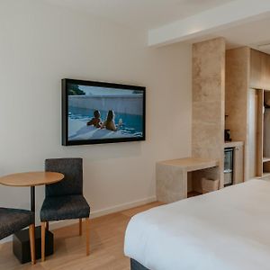 Zimmer mit Kingsize-Bett